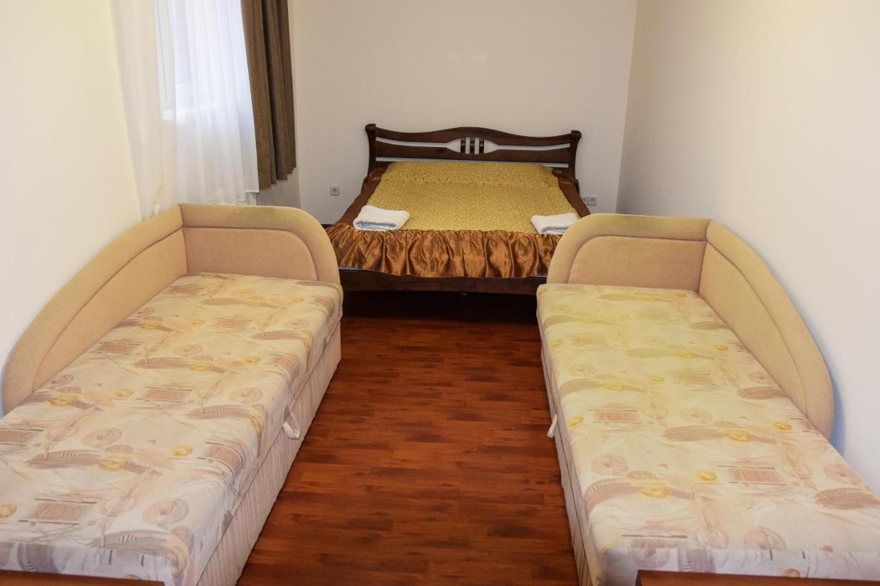Gostynniy Dvir Hostel Ternopil Exterior foto